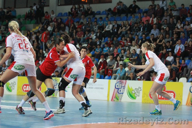 Millierimiz gruptaki son maçını 5 Haziranda Krasnodar`da Rusya ile oynayacak.
Öte yandan karşılaşmaya Rizeli hentbolseverler büyük ilgi gösterirken, Federasyon Başkanımız Bilal Eyuboğlu da mücadeleyi protokol tribününden takip etti.