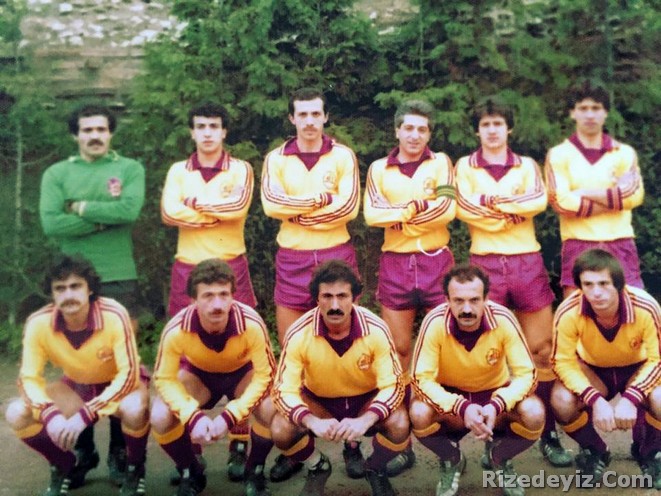Sarı- Kırmızılı formalı İETT Futbol Takımı (Ayaktakiler Soldan sağa) : Seyfi , Mustafa, Recep Tayyip Erdoğan, Türkay, Burhan ve Arif. (Oturanlar Soldan sağa) : Şükrü, Mesut, Aşır, Ali Saim ve Nidai. Vefa Stadı İstanbul 1978