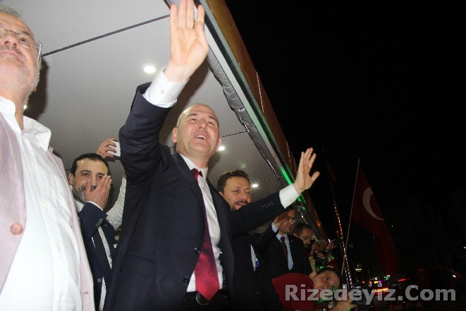 ÇALIŞMA ve Sosyal Güvenlik Bakanı Süleyman Soylu, darbe girişimi sonrası Rize Cumhuriyet Meydanında demokrasi nöbeti tutan vatandaşlara seslendi. Dünya ülkelerine Fettullah Gülenin Türkiyeye verilmesi için kampanya başlatmaları çağrısında bulunan Soylu, Merak etmeyin, Fetullah Güleni tıpış tıpış Türkiyeye verecekler dedi.