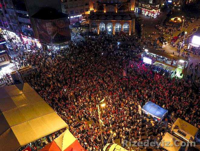 Ak Parti Genel Başkan Yardımcısı Hayati Yazıcı, saat 22:00 sıralarında geldiği Rize Cumhuriyet Meydanında darbe girişimi sonrası başlayan demokrasi nöbetine katıldı.