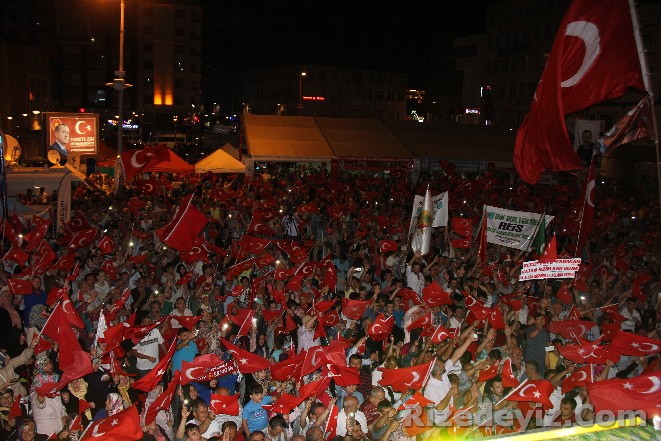 Ak Parti Genel Başkan Yardımcısı Hayati Yazıcı, saat 22:00 sıralarında geldiği Rize Demokrasi ve Cumhuriyet Meydanında darbe girişimi sonrası başlayan demokrasi nöbetine katıldı.