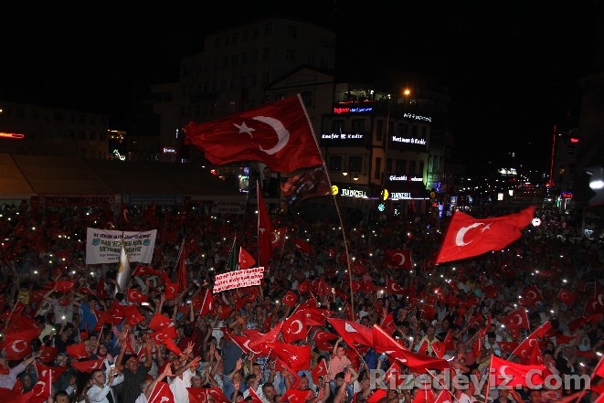 Ak Parti Genel Başkan Yardımcısı Hayati Yazıcı, saat 22:00 sıralarında geldiği Rize Cumhuriyet Meydanında darbe girişimi sonrası başlayan demokrasi nöbetine katıldı.