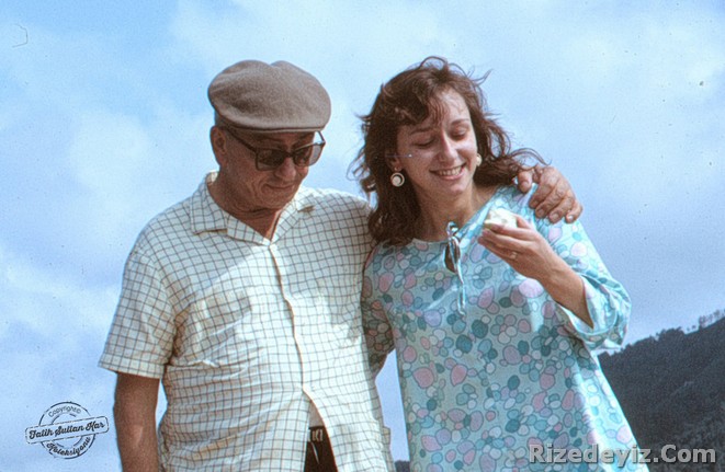 Ekrem Orhon kendisi gibi Rize sevdalısı kızı Çayhan Orhon Dervişoğlu ile Rize açıklarında deniz gezintisinde