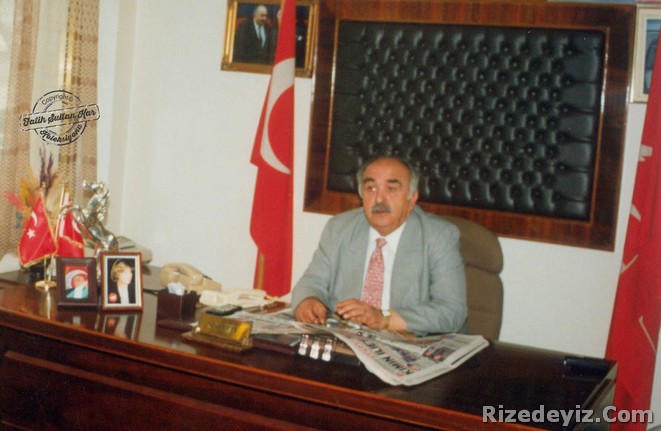 Fotoğrafta, Nihat Mete kendisiyle bütünleşen Doğru Yol Partisi Rize İl Başkanlığı koltuğunda gözükmektedir. Rize 1996