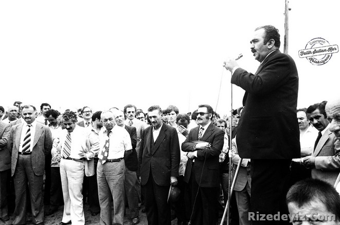 Nihat Mete, ÇAYKUR tarafından İyiderede yaptırılan Çaysan Kutu fabrikasının temelini atıyor. (İyidere, Rize, 1976) (Foto: Hüseyin Taşpınar)
