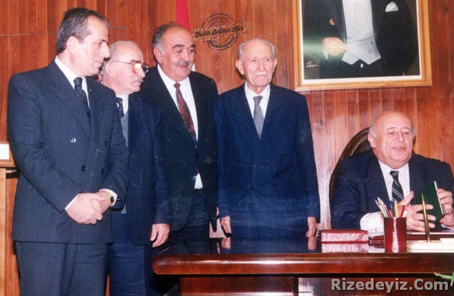 Genel seçim için düzenlenen mitinge katılmak üzere Rizede bulunan Adalet Partisi Genel Başkanı Süleyman Demirele Rize siyasetinin renkli iki ismi Nihat Mete ve Tuncay Mataracı eşlik ediyorlardı. Rize 1977