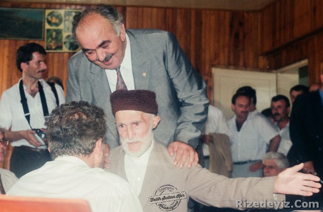9. Cumhurbaşkanı Süleyman Demirelin Rize ziyareti esnasında çekilen bu fotoğraf da yer alan Yusuf Tiryaki, Rize Belediye Başkanı Memiş Ali Usta ve Nihat Mete şimdi aramızda yok. Üçü de yaptıklarıyla anılıyorlar. Fotoğraftakiler: Rize Valisi Erol Zihni Gürsoy, Rize Belediye Başkanı Memiş Ali Usta, Nihat Mete, Yusuf Tiryaki ve Süleyman Demirel. (Rize, 7 Eylül 1993)
