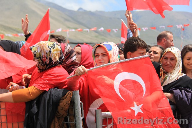 Demokrasi Şöleninde vatandaşlara seslenen Rize Valisi Erdoğan Bektaş, darbe girişimi sırasında şehit düşenlerden birin de etkinliği düzenleyen Ekşioğlu ailesinden olduğunu belirterek `Bir daha başımıza buna benzer belalar gelmesin diyoruz. Bu belaların başımıza açılmasında dışarından olduğu gibi içimizden de destekler oldu. Dışarıdan destekler hep olmuştur ve olacaktır. İçerideki destekler bizi yaraladı ve üzdü. Umarım herkes aklını başına toplar ve ülkemizin başına böyle olaylar açılmasına katkı verilmez.` dedi.