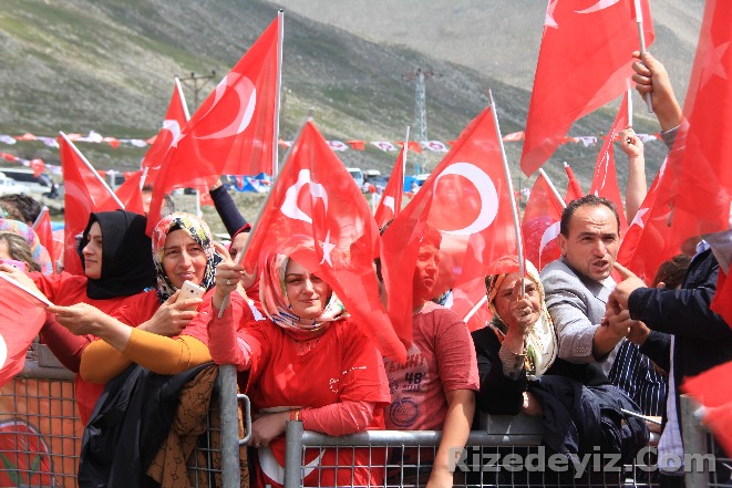 Ovit Yaylasında vatandaşlara 20 bin adet Türk Bayrağı ile ay yıldızlı tişört dağıtıldı. Vatandaşlar dağıtılan tişörtleri ve Türk bayraklarından alabilmek için birbiri ile yarıştı. Tişörtleri giyen vatandaşlar çalınan Türkiyem şarkısı eşliğinde ellerindeki Türk bayraklarını yaylada dalgalandırdı.