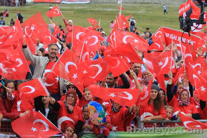 Ekşioğlu Vakfı tarafından 15 Temmuz şehitleri anısına Ovit Yaylasında düzenlenen Demokrasi Şöleninin ikinci günündeki etkinliklere Rize Valisi Erdoğan Bektaş, İkizdere Kaymakamı Halil İbrahim Kazar, İl Jandarma Komutanı Albay Semin Coşkun, Emniyet Müdürü Adem Çakıcı ,Ekşioğlu Vakfı Başkanı Ali Ekşi ile darbe girişimi sırasında İstanbul Boğaz Köprüsünde vücuduna isabet eden kurşunla hayatını kaybeden Kemal Ekşi`nin babası Ekrem, annesi Hayriye Songül Ekşi ile kardeşleri Kübra, Muhammet ve Hüseyin Ekşi ile vatandaşlar katıldı.