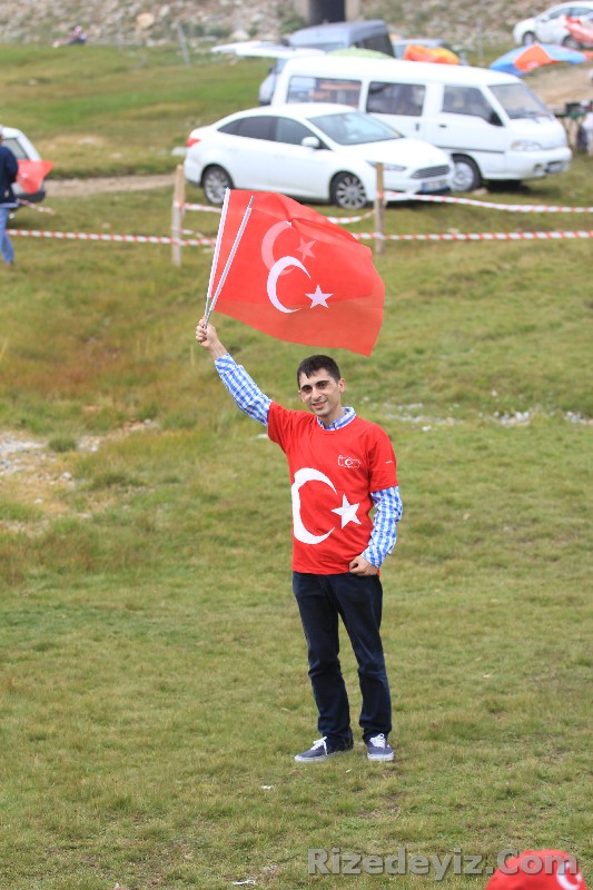 Rize`nin İkizdere İlçesi`nin 2640 rakımlı Ovit Dağı`nda Ekşioğlu Vakfı tarafından düzenlenen Demokrasi Şöleni`nin ikinci gününde dağıtılan 20 bin Türk bayrağını dalgalandıran vatandaşlar demokrasi şehitlerini andı. Darbe girişimi sırasında İstanbul Boğaz Köprüsünde açılan ateş sonucu vücuduna isabet eden kurşunla hayatını kaybeden Kemal Ekşi`nin sahneye çıkan annesi Hayri Songül Ekşi, oğluyla gurur duyduğunu söyledi.