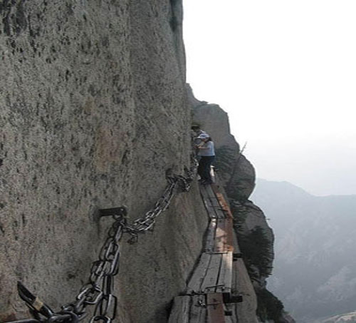 Çoğu insan trafikten şikayet eder. Ya tek bi yol olsaydı hem de aşılması zor? Bakın ve kendiniz karar verin...