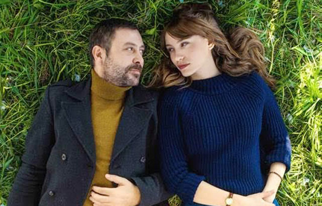 İkimizin Yerine
21 Ekim 2016 / 2s 6dk / Romantik / Türkiye -
Yönetmen Umur Turagay Oyuncular: Serenay Sarıkaya, Nejat İşler, Zerrin Tekindor - Küçük bir kasabada yaşayan ve sürekli kendini tekrarlayan hayatının sırrını çözmeye çalışan Çiçek ailesinin kendisine dayattığı hayatın içinde sıkışıp kalmış genç bir kadındır. Hayata dair çözülmeyen soruları olan genç kadın kasabaya yeni gelen edebiyat öğretmeni Doğan ile karşılaşınca her şey değişir. Doğan bu yasak aşka ne kadar dirense de kendini Çiçek`e aşık olmaktan alıkoyamaz. İkili arasında büyük bir aşk başlar. Doğan ve Çiçek farklı hayatlarına rağmen birbirlerinin yaralarını sarmaya çalışırken bir ailenin de kaderini kökünden değiştirecektir...Son dönemin en popüler isimlerinden ve sinema perdesinde ilk kez boy gösterecek olan Serenay Sarıkaya ve sinemaya uzun bir ara vermiş olan Nejat İşler`i başrollerine yerleştiren romantik yapımın yönetmenliğini Umur Turagay üstleniyor. Senaryosunu Pınar Bulut`un yazdığı filmin kadrosunda Zerrin Tekindor, İştar Gökseven, Merve Çağıran, Aslı Bekiroğlu ve Özgür Emre Yıldırım gibi isimler yer alıyor.