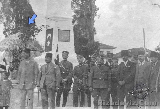 Açılışını Şark Orduları Komutanı Kazım Karabekir Paşanın yaptığı Rize Abidesinin önünde Rize Valisi Kara Vali Mehmet Hurşit (1) ve Rize ilinin yöneticileri görünürken arkada ok işaretiyle Şeyh Ali Semerkandi Türbesi görünmektedir. 1922