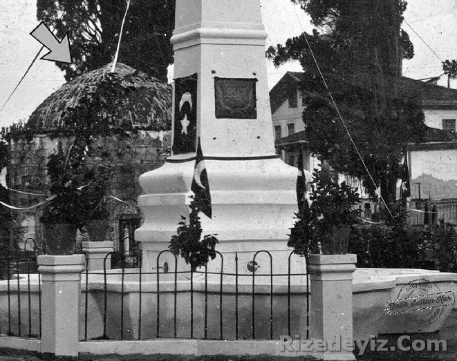 Rize Abidesinin arkasında ok işaretiyle Şeyh Ali Semerkandi Türbesi görünmektedir. 1922