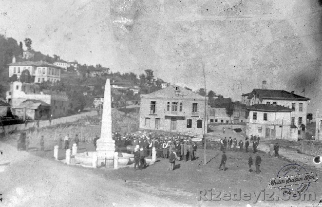 Rize şehir meydanında mezarlıklar bulunduğundan Rizeliler daha çok mezarlıklara yakın olan Rize Abidesinin arkasında cenaze namazlarını kıldıkları dikkat çekiyor. Fotoğrafta o alanda kılınan bir cenaze namazı gözükmektedir. 1923