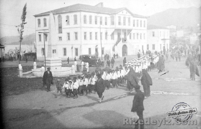 Rize Hükümet Konağı ve Abidesi önünde geçit yapan öğrenciler 1928