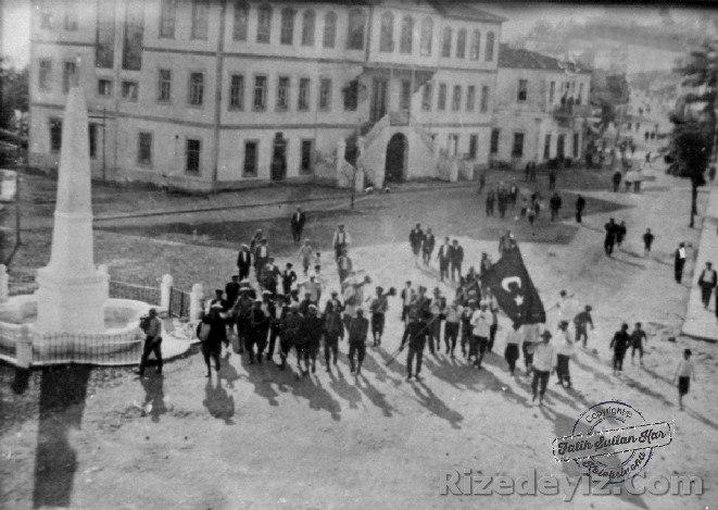 Rize Erzurum Yolunda çalışmak üzere yola çıkan Rizeli gönüllüler Rize Meydanı ve Rize Abidesi önünden geçiyorlar.1933