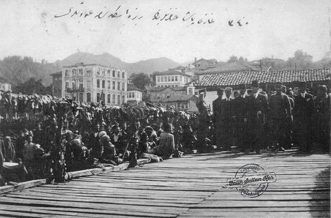 Mustafa Kemal Atatürk Rize ziyaretinde Rize İskelesinde çoşkulu bir kalabalıkla karşılandı. (17 Eylül 1924)