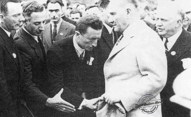 Rizenin ilk eczacılarından Murat Arayıcı, Mustafa Kemal Atatürkün Trabzon seyahatinde kendisi ile tokalaşma şansını Bulmuştu