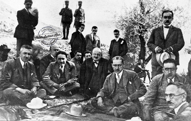 Eski Rize Mebusu Ali Zırh Atatürke olan yakınlığıyla bilinirdi. Ankara Ayazda Atatürkü karşılarken çekilen bu fotoğrafta Atatürkün solunda oturuyor 1923