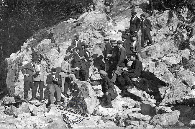 Rize - (İspir) Erzurum yolunda çalışan Rizeli gönüllüler 1932