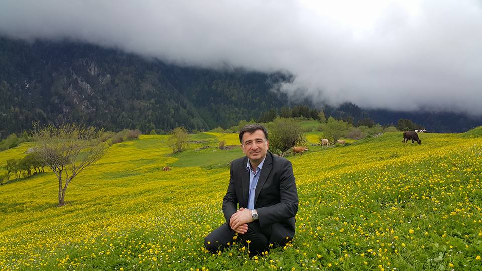 Osman Karavin, İçişleri Bakanı Süleyman Soylu ile Enerji ve Tabii Kaynaklar Bakanı Berat Albayrak`ın geçen hafta Trabzon`da katıldığı AKSA Çağrı Merkezi açılış töreni sırasında rahatsızlanarak KTÜ Farabi Hastanesi`ne kaldırılmış, aort damarı yırtığı nedeniyle ameliyat edilen Karavin`in böbreklerinde kist olduğu ve kanı temizlemediği tespit edilmişti.