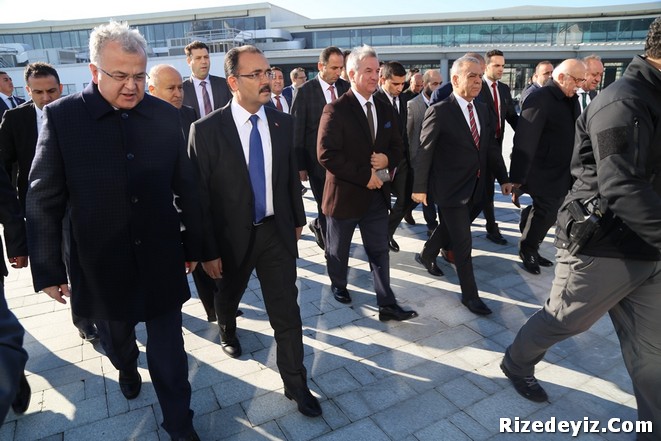 Geçtiğimiz yıl ciddi katılımcı ve ziyaretçi sayılarına ulaşan Uluslararası Travel Turkey İzmir Turizm Fuar ve Kongresinin bu yıl 10.su yapılıyor. Türk turizm sektörünün başarılı organizasyonu Travel Turkey İzmir Fuarına geçtiğimiz yıl olduğu gibi bu yılda Rizeden katılım sağlandı. 
Rize Valiliği, Rize Belediyesi, İl Kültür ve Turizm Müdürlüğü, Rize Ticaret Borsası, Ticaret ve Sanayi Odası, Rizem Kültür ve Turim Derneği, Ayder Çevre Koruma ve Turizm Derneğinin katılım sağladığı Fuarda Rize Valisi ve Rize Belediyesi işbirliğinde tanıtım standı oluşturuldu.