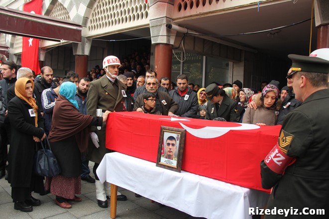 Kayseride çarşı iznine çıkan askerlerin bulunduğu halk otobüsüne bomba yüklü araçla düzenlenen saldırıda şehit olan er, 20 yaşındaki Uğur Korkmaz, memleketi Rize`de yaklaşık 10 bin kişinin katıldığı cenaze namazının ardından toprağa verildi.