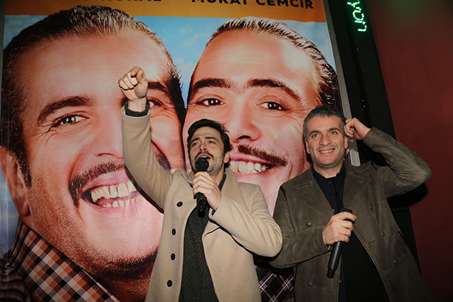 Filmin başrol oyuncuları Ahmet Kural ve Murat Cemcir, Rize`de Rize Sinevizyon Sinemaları sinema salonundaki gösterim öncesinde hayranlarıyla bir araya geldi.

Burada hayranlarının sorularını yanıtlayan Kural ve Cemcir, yaptıkları esprilerle vatandaşları güldürdü. Daha sonra ikili hayranlarıyla öz çekim yaptı.