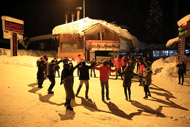 Çamlıhemşin ilçesinin turizm merkezi Ayder Yaylası`nda, Çamlıhemşin Kaymakamlığı, Belediye Başkanlığı, İlçe Gençlik Hizmetleri ve Spor Müdürlüğü ile Doğa Sporları İhtisas Kulübü Derneğince düzenlenen şenliğin ikinci gününde 2. Biathlon Türkiye Şampiyonası yarışları gerçekleştirildi.