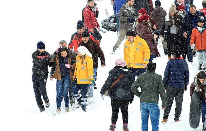 Bazı vatandaşların mangal yakıp 1,5 metrelik kar üzerinde horon oynadığı şenlikte, kimi vatandaşların naylon ve şambrellerle karda kaymaya çalıştığı gözlendi. 

Düşme ve çarpma sonucu hafif yaralananlara 112 acil sağlık ekipleri müdahale etti.