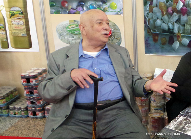 Mahmut Topçu, Rize Günlerinde Üçel Helva standında gözükmektedir. Feshane 27 Nisan 2013