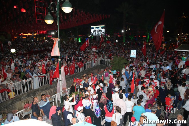 15 Temmuz darbe girişiminin yıldönümünde etkinlikler Rize`de yürüyüş ile başladı. Rize Sahil Camii`nde kılınan yatsı namazı ardından binlerce kişi Memiş Ağa Parkında kadar yürüdü. Binlerce kişinin katıldığı yürüyüşte 100 metre uzunluğundaki Türk bayrağı vatandaşlar tarafından taşındı. 