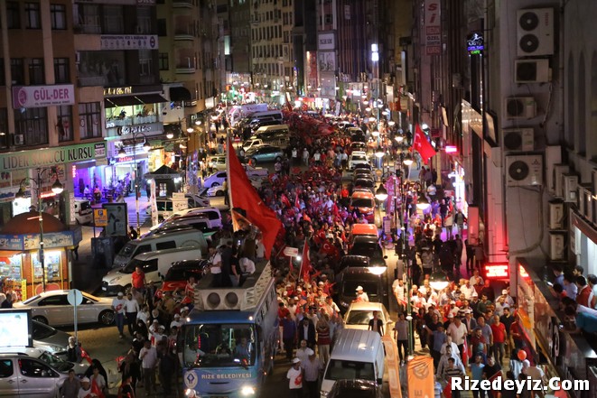 Programlar sabah namazına kadar sürdü. Canlı yayında Cumhurbaşkanı Erdoğan`ın konuşmaları coşkuyla izlendi. Yere serilen hasırlar ve sandalyelere oturan vatandaşlar sabah ezanına kadar 15 Temmuz nöbetini sürdürdü. 15 Temmuz gecesi tüm Türkiye`de olduğu gibi Rize ve ilçeleride nöbetteydi. Rize`nin 11 ilçesinde yüzlerce kişi sabah namazına kadar meydanları doldurarak etkinliğe katkı sağladılar.