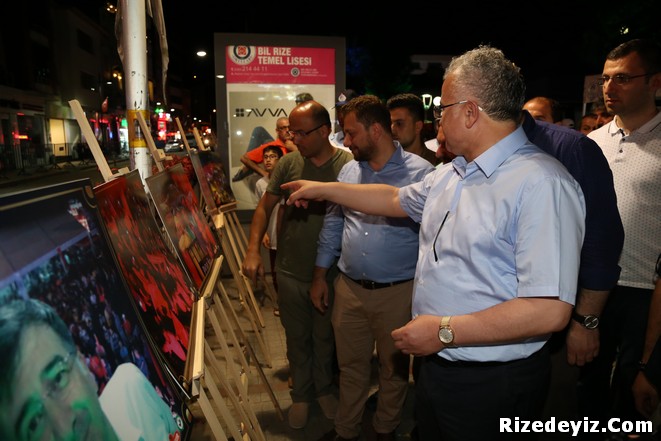 Programlar sabah namazına kadar sürdü. Canlı yayında Cumhurbaşkanı Erdoğan`ın konuşmaları coşkuyla izlendi. Yere serilen hasırlar ve sandalyelere oturan vatandaşlar sabah ezanına kadar 15 Temmuz nöbetini sürdürdü. 15 Temmuz gecesi tüm Türkiye`de olduğu gibi Rize ve ilçeleride nöbetteydi. Rize`nin 11 ilçesinde yüzlerce kişi sabah namazına kadar meydanları doldurarak etkinliğe katkı sağladılar.