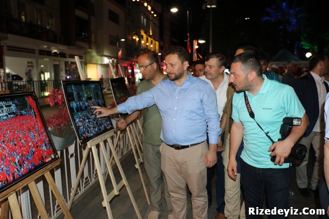 Konuşmalar ardından Rize Belediye Başkanı Prof. Dr. Reşat Kasap ve Ak Parti İl Başkanı Muhammed Avcı Rize Gündem Gazetesi`nin açtığı `15 Temmuz Destanı Rize` konulu fotoğraf sergisini gezdi. Fotoğrafları tek tek yorumlayan Avcı ve Kasap`a gazeteciler Aytekin kalender ve Muhammet Kaçar eşlik etti. Sergiyi gün ve gece boyunca binlerce kişi ziyaret etti. Özellikle Rize`de fotoğraflanan kareler vatandaşlarında oldukça ilgisini çekti.