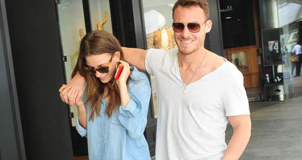 Serenay Sarıkaya ile Kerem Bürsin, Yeniköyde 3 katlı, Boğaz manzaralı müstakil bir eve taşınmıştı. Ancak Serenay Sarıkaya ve Kerem Bürsin`in evlerinin adresini, hayranları keşfetti!