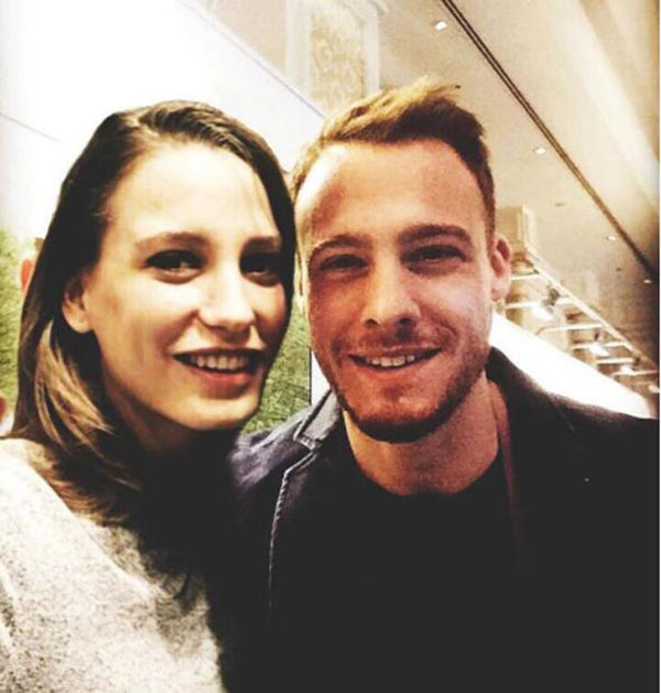 Çift, her sabah kapı önünde sürpriz yaşamaktan bıktı, taşınmak için ev bakmaya başladı. Serenay Sarıkaya-Kerem Bürsin çifti, Murat Bozun daha önce oturduğu Yeniköydeki eve taşınmıştı.