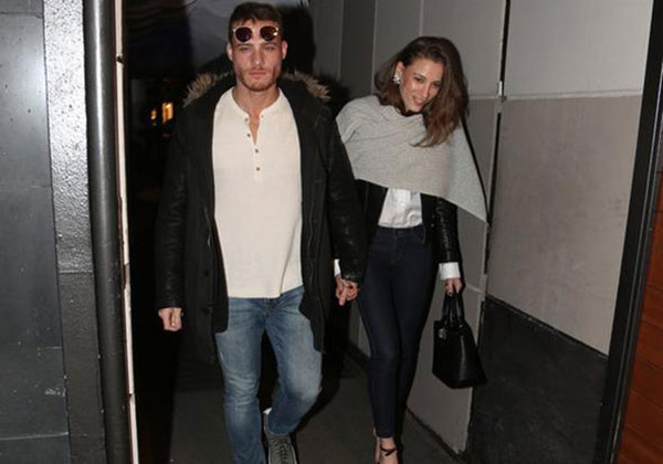 Murat Boz ve Aslı Enver, sürekli zillerine basılıp rahatsız edildikleri için bu evden taşınıp Kuruçeşme`de oturma kararı almıştı.

Kerem Bürsin , Kerem Bürsin Serenay Sarıkaya , Serenay Sarıkaya