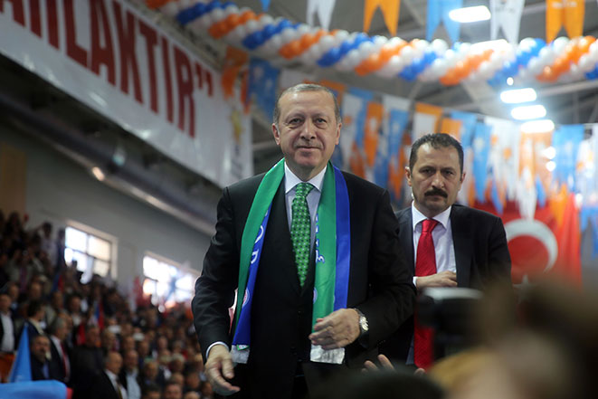 Görevlerini hakkıyla ifa etmek için çalıştıklarını ancak içerden ve dışarıdan saldırılara maruz kaldıklarını ifade eden Erdoğan, şöyle dedi: `Bu saldırılar şahsımıza ve partimize değil ülkemize ve milletimizedir.  Vesayet güçlerinin türlü oyunlarından darbe girişimlerine kadar tüm saldırılara merhum Mehmet Akif`in şu ifadelerindeki ruhla karşı koyuyoruz. Ne diyor? `Cehennem olsa gelen göğsümüzde söndürürüz. Bu yol ki hak yoludur, dönme bilmeyiz yürürüz` Gerçek bu. Türkiye güçlendikçe ülkemize ve bizlere olan hücumların şiddeti de artıyor. Norveç`de ki NATO tatbikatında sergilenen terbiyesizliği sizlerde takip ettiniz. Bazı yanlışlar vardır ki onları aptallar değil ancak alçaklar yapar. Buda böyle bir hadisedir. Şahsımı ve Cumhuriyeti Kurucusu Mustafa Kemal Atatürk`ü hedef alan bu terbiyesizliği NATO içerisinde bir süredir müsaade etiğimiz çarpık bir bakış açısının dışa vurumu olarak anlıyorum. Suriye`den ülkemize yönelik tehditlerin zirveye çıktığı bir dönemde  füze savunma sistemlerini geliştirerek Türkiye`ye yönelik bir saldırı durumunda harekete geçilmeyeceği intibasını veren NATO`nun güvenilirliği tüm üye ülkeler nezdinde sorgulanabilir hale gelmiştir. Biz kendi güvenliğimizi sağlamak için Rusya`dan S-400 hava savunma sistemleri almaya kalktığımızda ittifakın önde gelen kimi ülkeleri bakımından ortaya konan tepkide bu çarpıkları teyit eder mahiyettedir. Daha önce aynı sistemin bir alt sürümünü satın alan Yunanistan, Bulgaristan, Slovakya bunlara ses çıkarmayanlar nasıl oluyor da Türkiye`ye ses çıkarıyorlar?`