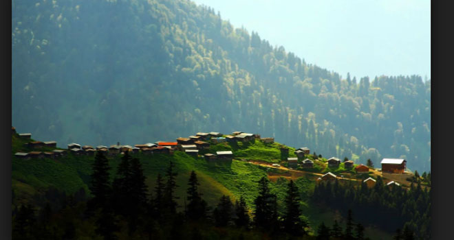 Hazındak yaylası Çamlıhemşine bağlı etrafı dağlarla çevrili yaylada ahşap evlerin otantik ortamında güzel bir gün geçirebilirsiniz