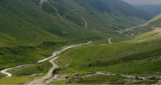 Ovit Yaylası 2640 m yükseklikte İkizdere-İspir yolu üzerinde bulunuyor.