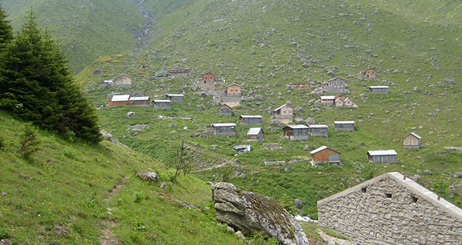 Güneysu ilçe merkezine 16 km. uzaklıkta olan yayla 1800 metre yüksekliktedir. Handüzü Yaylası yeşil doğası ile doğa severlerin ve turistlerin ilgisini çekiyor.