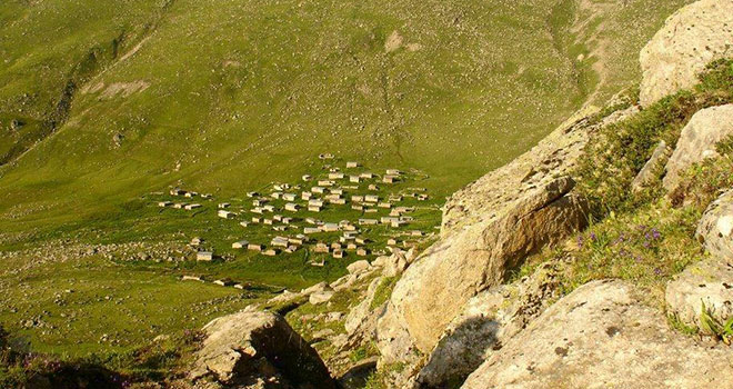 Samistal yaylası, Çamlıhemşin sınırları içinde yer alkmaktadır.Muhteşem yayla taş evleri ile ünlüdür.