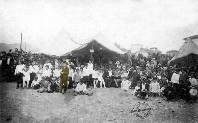 YETENEĞİ DAHA ÇOCUKKEN ORTAYA ÇIKMIŞTI: Süleyman Kazmaz, Rize şehir merkezinde yapılan 30 Ağustos Zafer Bayramı töreninde şiir okuyor. (Rize, 1928)