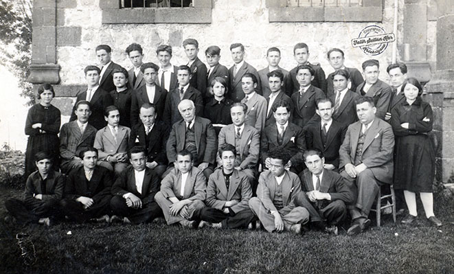 RİZE ORTAOKULU VE SÜLEYMAN KAZMAZ: Rize Ortaokulu öğretmen ve öğrencileri bir arada gözüküyor. 3. sırada oturanlar: 3. Süleyman Kazmaz, 4.Türkçe Öğretmeni Sıtkı Can, 5. Tabiiye Öğretmeni Muhittin Bey, 6. Okul Müdürü İsmail Uğuz, 7. Tarih Öğretmeni Enver Kayadeniz, 8. Fransızca Öğretmeni Arif Özozan. (Rize, 1933)