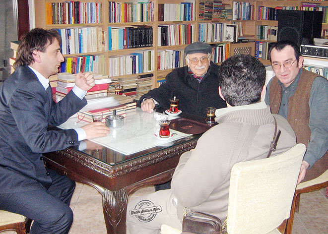 SANAT KİTABEVİ MÜDAVİMİ: Süleyman Kazmaz, Ankarada Sanat Kitabevinin müdavimiydi. Ankarada kendisini ziyaret ettiğimizde bizi Sanat Kitabevine getirmişti. Burada Sanat Kitabevinin sahibi Ahmet Yükselin de dâhil olduğu güzel bir sohbetimiz olmuştu. (Ankara, 18 Mart 2006) (Foto: İshak Güven Güvelioğlu)