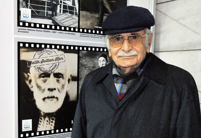 Rize Günleri kapsamında Fatih Sultan Karın açtığı Milli Mücadelede Rize isimli sergiyi gezen Süleyman Kazmaz serginin önünde fotoğraf çektirmişti (Ankara, 5 Mart 2011)