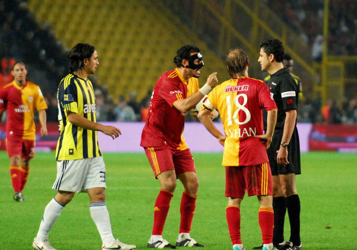 Fenerbahçe, Galatasaray karşısına ligin 8. haftasında deplasmanda Konyaspor`u 4-1 yendiği maçtan tek değişiklikle çıktı.